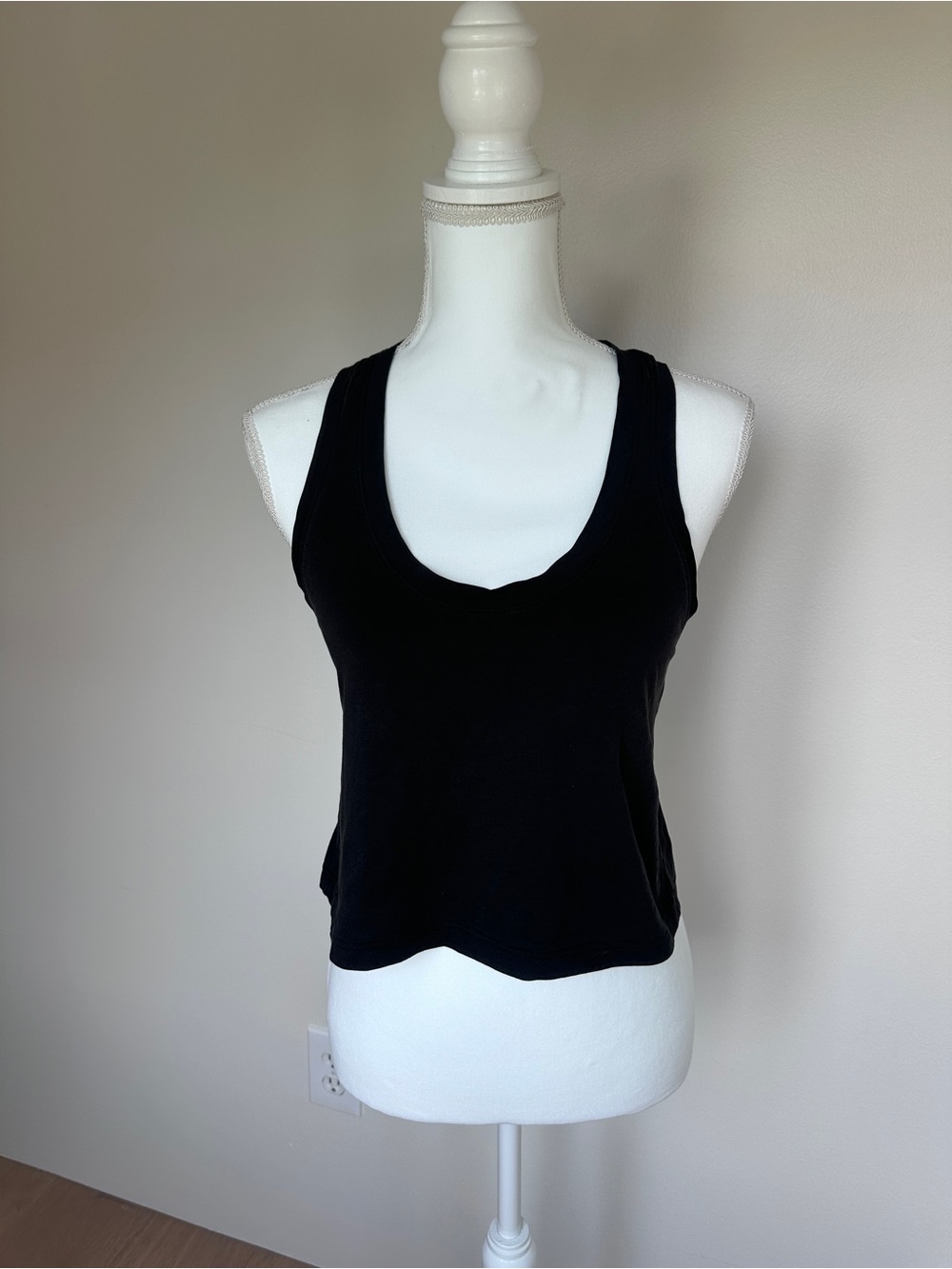Lululemon Black crop Racerback Tank Top Scoop Neck Size 4